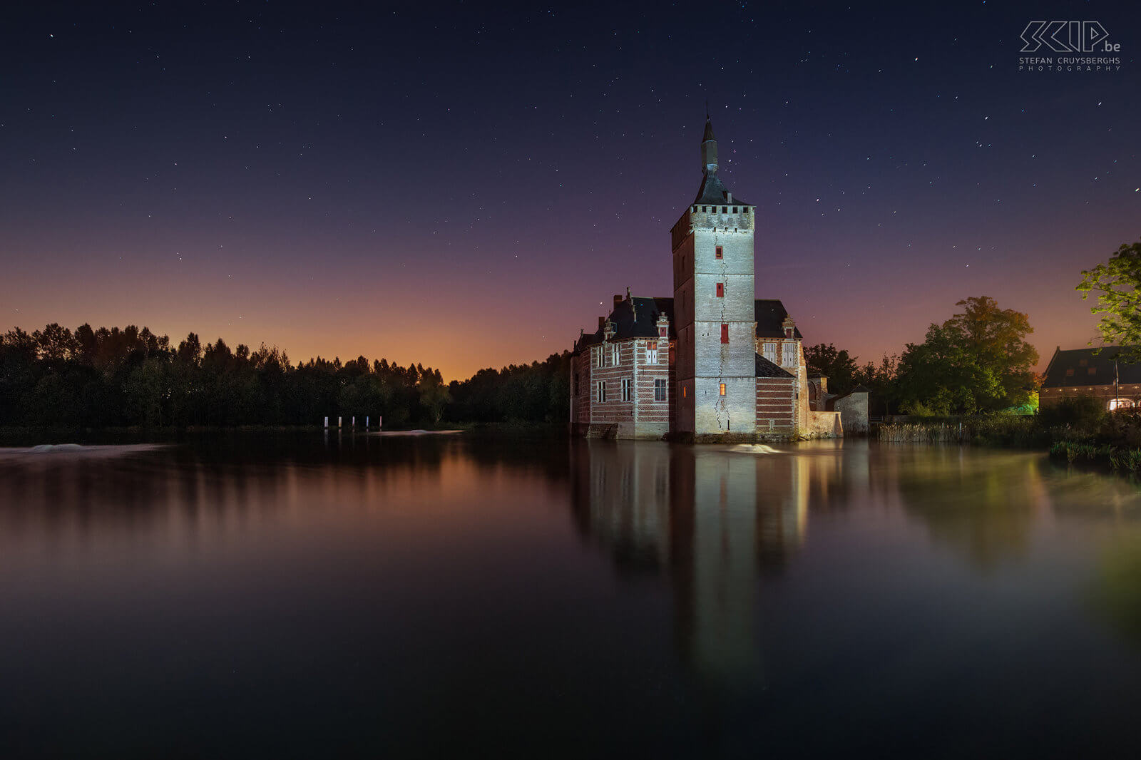 Hageland by night - Kasteel van Horst In de 13de eeuw bouwden de Heren van Horst een hoeve en in de 15e eeuw bouwde ridder Pynnock het om tot een versterkte waterburcht. In de loop der eeuwen werd het kasteel van Horst (Sint-Pieters-Rode, Holsbeek) uitgebreid en zelfs gedeeltelijk verwoest. In de 17de eeuw werd het wagenhuis met stallingen bijgebouwd voor de koetsen. Herita vzw zorgt nu voor de restauratie en de bescherming van dit cultureel erfgoed.  Stefan Cruysberghs